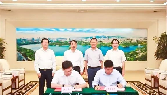 富家超能济南制作基地首台激光装备下线托付1.jpg