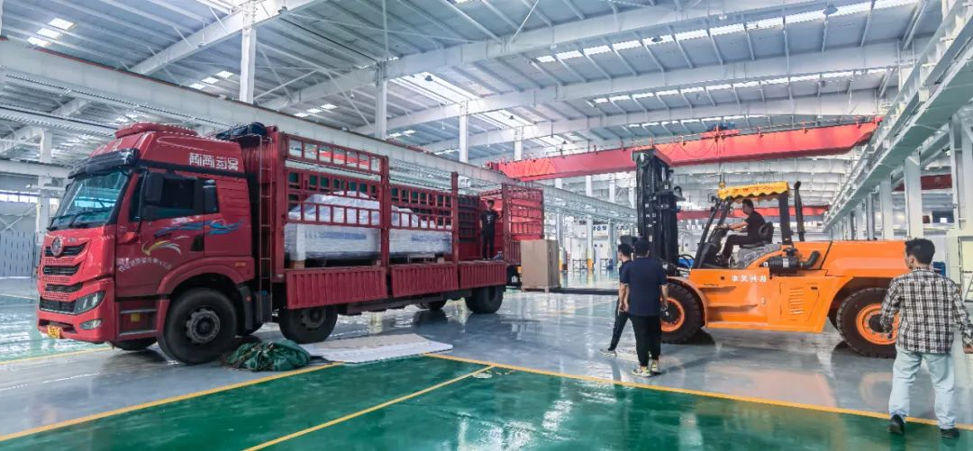 富家超能济南制作基地首台激光装备下线托付5.jpg